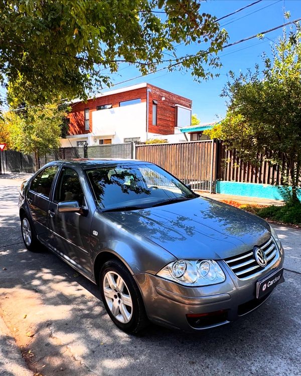 2012 Volkswagen Bora 2.0 Trendline Sky Auto - Imagen 3